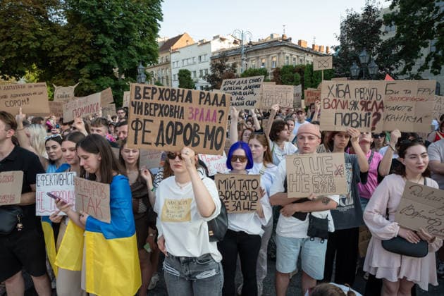 Thousands protest against the dismissal of Ukrainian Defense Minister Fedorov in Kyiv KYIV, UKRAINE - JULY 17: Ukrainians attend a rally to protest President Volodymyr Zelenskyy s decision to dismiss Defense Minister Mykhailo Fedorov after six months in office in Kyiv, Ukraine, on July 17, 2026. The demonstrators also call for the dismissal of Commander-in-Chief of the Armed Forces of Ukraine Oleksandr Syrskyi. Olena Znak Anadolu Kyiv Ukraine. Editorial use only. Please get in touch for any other usage.  Copyright: x2026xAnadoluxOlenaxZnakx