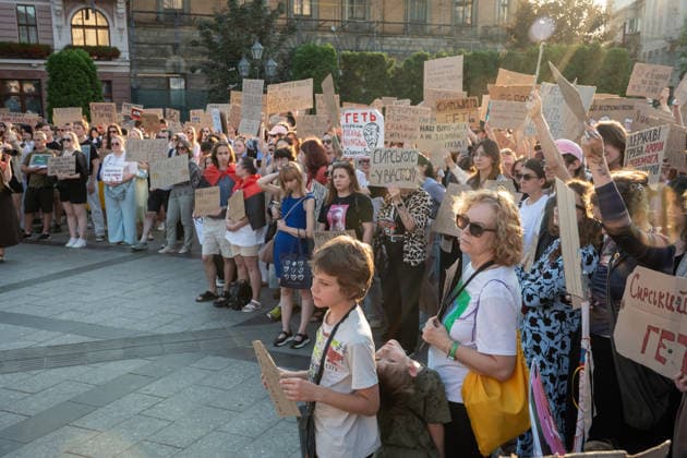 Thousands protest against the dismissal of Ukrainian Defense Minister Fedorov in Kyiv KYIV, UKRAINE - JULY 17: Ukrainians attend a rally to protest President Volodymyr Zelenskyy s decision to dismiss Defense Minister Mykhailo Fedorov after six months in office in Kyiv, Ukraine, on July 17, 2026. The demonstrators also call for the dismissal of Commander-in-Chief of the Armed Forces of Ukraine Oleksandr Syrskyi. Olena Znak Anadolu Kyiv Ukraine. Editorial use only. Please get in touch for any other usage.  Copyright: x2026xAnadoluxOlenaxZnakx