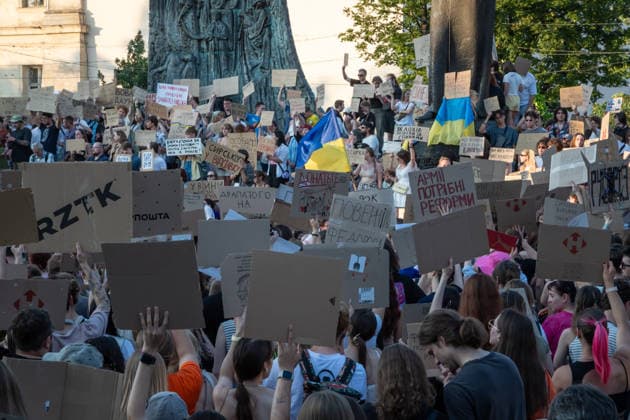 Thousands protest against the dismissal of Ukrainian Defense Minister Fedorov in Kyiv KYIV, UKRAINE - JULY 17: Ukrainians attend a rally to protest President Volodymyr Zelenskyy s decision to dismiss Defense Minister Mykhailo Fedorov after six months in office in Kyiv, Ukraine, on July 17, 2026. The demonstrators also call for the dismissal of Commander-in-Chief of the Armed Forces of Ukraine Oleksandr Syrskyi. Olena Znak Anadolu Kyiv Ukraine. Editorial use only. Please get in touch for any other usage.  Copyright: x2026xAnadoluxOlenaxZnakx