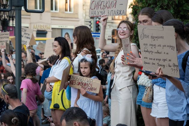 Thousands protest against the dismissal of Ukrainian Defense Minister Fedorov in Kyiv KYIV, UKRAINE - JULY 17: Ukrainians attend a rally to protest President Volodymyr Zelenskyy s decision to dismiss Defense Minister Mykhailo Fedorov after six months in office in Kyiv, Ukraine, on July 17, 2026. The demonstrators also call for the dismissal of Commander-in-Chief of the Armed Forces of Ukraine Oleksandr Syrskyi. Olena Znak Anadolu Kyiv Ukraine. Editorial use only. Please get in touch for any other usage.  Copyright: x2026xAnadoluxOlenaxZnakx