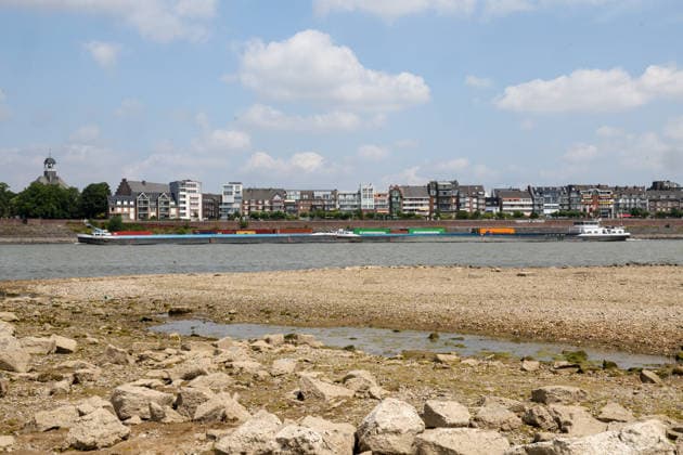 Niedriger Rheinpegel am Pegel Emmerich Für den 17.07.2026 wurde durch die Wasserstraßen- und Schifffahrtsverwaltung des Bundes ein Pegelstand von 15 cm veröffentlicht. Für die Binnenschifffahrt stellt der niedrige Pegel ein Problem dar. Sinkt er zu weit ab, dürfen Schiffe nicht mehr voll beladen werden. Binnenschiff auf dem Rhein vor Emmerich. Emmerich am Rhein, Nordrhein-Westfalen, DEU, Deutschland, 17.07.2026 *** Low water level on the Rhine at the Emmerich gauge. The Federal Waterways and Shipping Administration published a water level of 15 cm for July 17, 2026. The low water level poses a problem for inland waterway shipping. If it drops too low, ships are no longer allowed to be fully loaded. An inland vessel on the Rhine near Em
