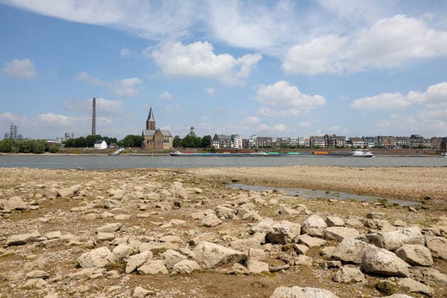 Niedriger Rheinpegel am Pegel Emmerich Für den 17.07.2026 wurde durch die Wasserstraßen- und Schifffahrtsverwaltung des Bundes ein Pegelstand von 15 cm veröffentlicht. Für die Binnenschifffahrt stellt der niedrige Pegel ein Problem dar. Sinkt er zu weit ab, dürfen Schiffe nicht mehr voll beladen werden. Binnenschiff auf dem Rhein vor Emmerich. Emmerich am Rhein, Nordrhein-Westfalen, DEU, Deutschland, 17.07.2026 *** Low water level on the Rhine at the Emmerich gauge. The Federal Waterways and Shipping Administration published a water level of 15 cm for July 17, 2026. The low water level poses a problem for inland waterway shipping. If it drops too low, ships are no longer allowed to be fully loaded. An inland vessel on the Rhine near Em