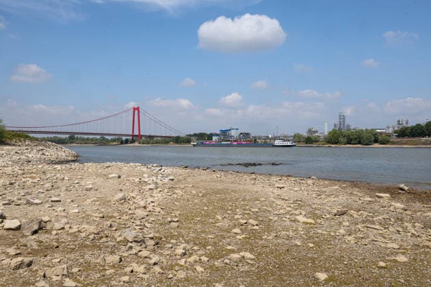 Niedriger Rheinpegel am Pegel Emmerich Für den 17.07.2026 wurde durch die Wasserstraßen- und Schifffahrtsverwaltung des Bundes ein Pegelstand von 15 cm veröffentlicht. Für die Binnenschifffahrt stellt der niedrige Pegel ein Problem dar. Sinkt er zu weit ab, dürfen Schiffe nicht mehr voll beladen werden. Binnenschiff auf dem Rhein vor Emmerich. Emmerich am Rhein, Nordrhein-Westfalen, DEU, Deutschland, 17.07.2026 *** Low water level on the Rhine at the Emmerich gauge. The Federal Waterways and Shipping Administration published a water level of 15 cm for July 17, 2026. The low water level poses a problem for inland waterway shipping. If it drops too low, ships are no longer allowed to be fully loaded. An inland vessel on the Rhine near Em