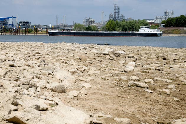 Niedriger Rheinpegel am Pegel Emmerich Für den 17.07.2026 wurde durch die Wasserstraßen- und Schifffahrtsverwaltung des Bundes ein Pegelstand von 15 cm veröffentlicht. Für die Binnenschifffahrt stellt der niedrige Pegel ein Problem dar. Sinkt er zu weit ab, dürfen Schiffe nicht mehr voll beladen werden. Binnenschiff auf dem Rhein vor Emmerich. Emmerich am Rhein, Nordrhein-Westfalen, DEU, Deutschland, 17.07.2026 *** Low water level on the Rhine at the Emmerich gauge. The Federal Waterways and Shipping Administration published a water level of 15 cm for July 17, 2026. The low water level poses a problem for inland waterway shipping. If it drops too low, ships are no longer allowed to be fully loaded. An inland vessel on the Rhine near Em