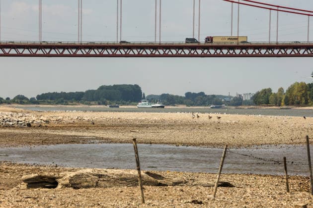 Niedriger Rheinpegel am Pegel Emmerich Für den 17.07.2026 wurde durch die Wasserstraßen- und Schifffahrtsverwaltung des Bundes ein Pegelstand von 15 cm veröffentlicht. Für die Binnenschifffahrt stellt der niedrige Pegel ein Problem dar. Sinkt er zu weit ab, dürfen Schiffe nicht mehr voll beladen werden. Binnenschiff auf dem Rhein vor Emmerich. Emmerich am Rhein, Nordrhein-Westfalen, DEU, Deutschland, 17.07.2026 *** Low water level on the Rhine at the Emmerich gauge. The Federal Waterways and Shipping Administration published a water level of 15 cm for July 17, 2026. The low water level poses a problem for inland waterway shipping. If it drops too low, ships are no longer allowed to be fully loaded. An inland vessel on the Rhine near Em