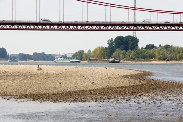 Niedriger Rheinpegel am Pegel Emmerich Für den 17.07.2026 wurde durch die Wasserstraßen- und Schifffahrtsverwaltung des Bundes ein Pegelstand von 15 cm veröffentlicht. Für die Binnenschifffahrt stellt der niedrige Pegel ein Problem dar. Sinkt er zu weit ab, dürfen Schiffe nicht mehr voll beladen werden. Binnenschiff auf dem Rhein vor Emmerich. Emmerich am Rhein, Nordrhein-Westfalen, DEU, Deutschland, 17.07.2026 *** Low water level on the Rhine at the Emmerich gauge. The Federal Waterways and Shipping Administration published a water level of 15 cm for July 17, 2026. The low water level poses a problem for inland waterway shipping. If it drops too low, ships are no longer allowed to be fully loaded. An inland vessel on the Rhine near Em