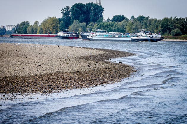 Niedriger Rheinpegel am Pegel Emmerich Für den 17.07.2026 wurde durch die Wasserstraßen- und Schifffahrtsverwaltung des Bundes ein Pegelstand von 15 cm veröffentlicht. Für die Binnenschifffahrt stellt der niedrige Pegel ein Problem dar. Sinkt er zu weit ab, dürfen Schiffe nicht mehr voll beladen werden. Binnenschiff auf dem Rhein vor Emmerich. Emmerich am Rhein, Nordrhein-Westfalen, DEU, Deutschland, 17.07.2026 *** Low water level on the Rhine at the Emmerich gauge. The Federal Waterways and Shipping Administration published a water level of 15 cm for July 17, 2026. The low water level poses a problem for inland waterway shipping. If it drops too low, ships are no longer allowed to be fully loaded. An inland vessel on the Rhine near Em