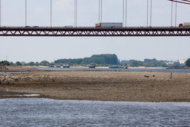 Niedriger Rheinpegel am Pegel Emmerich Für den 17.07.2026 wurde durch die Wasserstraßen- und Schifffahrtsverwaltung des Bundes ein Pegelstand von 15 cm veröffentlicht. Für die Binnenschifffahrt stellt der niedrige Pegel ein Problem dar. Sinkt er zu weit ab, dürfen Schiffe nicht mehr voll beladen werden. Binnenschiff auf dem Rhein vor Emmerich. Emmerich am Rhein, Nordrhein-Westfalen, DEU, Deutschland, 17.07.2026 *** Low water level on the Rhine at the Emmerich gauge. The Federal Waterways and Shipping Administration published a water level of 15 cm for July 17, 2026. The low water level poses a problem for inland waterway shipping. If it drops too low, ships are no longer allowed to be fully loaded. An inland vessel on the Rhine near Em