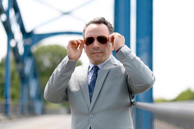 Schauspieler Stefko Hanushevsky beim Set-Termin der Krimi-Serie Wapo Duisburg . In der ARD-Vorabendserie spielt er den Kriminalhauptkommissar Carsten Heinrich. Duisburg, 17.07.2026 NRW Deutschland *** Actor Stefko Hanushevsky on set for the crime series *Wapo Duisburg*. In the ARD early-evening series, he plays Chief Detective Carsten Heinrich. Duisburg, July 17, 2026, North Rhine-Westphalia, Germany Copyright: xVolkerxHartmannx