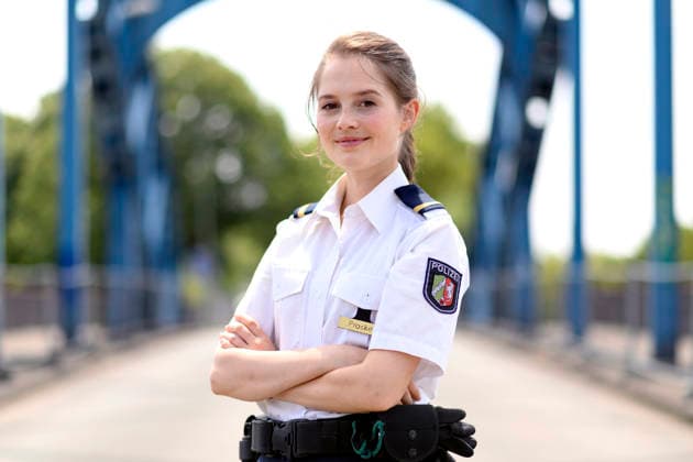 Schauspielerin Bianca Nawrath beim Set-Termin der Krimi-Serie Wapo Duisburg . In der ARD-Vorabendserie spielt sie die Ermittlerin Klara Kroske. Duisburg, 17.07.2026 NRW Deutschland *** Actress Bianca Nawrath on set for the crime series *Wapo Duisburg*. In the ARD early-evening series, she plays investigator Klara Kroske. Duisburg, July 17, 2026, North Rhine-Westphalia, Germany Copyright: xVolkerxHartmannx