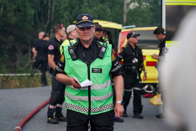 Brann i Drammen Drammen 20260717. Innsatsleder Frode Presthus orienterer pressen om storbrann som har spredt seg fra rekkehus ved Krokstadelva i Drammen. Foto: Thomas Fure NTB Drammen Norge 3N020Sdm02g EDITORIAL USE ONLY Ref:_BNC3N020Sdm02g.jpg *** Fire in Drammen Drammen 20260717 Incident Commander Frode Presthus briefs the press on a major fire that has spread from townhouses near Krokstadelva in Drammen Photo: Thomas Fure, NTB Drammen, Norway 3N020Sdm02g EDITORIAL USE ONLY Ref BNC3N020Sdm02g jpg  Copyright: xThomasxFurex xNTBx