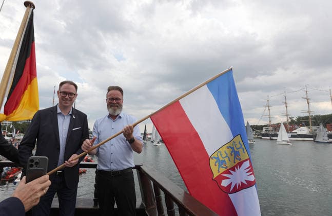Wirtschaftsminister Schleswig Holstein, Claus Ruhe Madsen , rechts mit Buergermeister Jan Lindenaus (Luebeck) Impressionen der Eroeffung der 137.Travemuender Woche Reisen, Tourismus, urlaub, Ferien, Ostsee, Travemuende, Segelsport Travemuende *** Schleswig-Holstein Minister of Economic Affairs Claus Ruhe Madsen (right) with Lübeck Mayor Jan Lindenau. Scenes from the opening of the 137th Travemünde Week: Travel, tourism, vacation, holidays, Baltic Sea, Travemünde, sailing in Travemünde