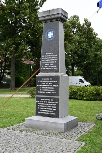 Erinnerung an griechische Geschichte: Gedenkfeier am Obelisken im Ignacy-Paderewski-Park in Zgorzelec zum 110. Jahrestag der Ankunft des 4. griechischen Armeekorps, gefolgt von einem Konzert des Bouzouki-Virtuosen Angelo Wangelis. Zgorzelec, 17.07.2026 *** Commemoration of Greek History: A memorial ceremony at the obelisk in Ignacy Paderewski Park in Zgorzelec marking the 110th anniversary of the arrival of the 4th Greek Army Corps, followed by a concert by bouzouki virtuoso Angelo Wangelis in Zgorzelec, July 17, 2026 Copyright: xMatthiasxWehnertx