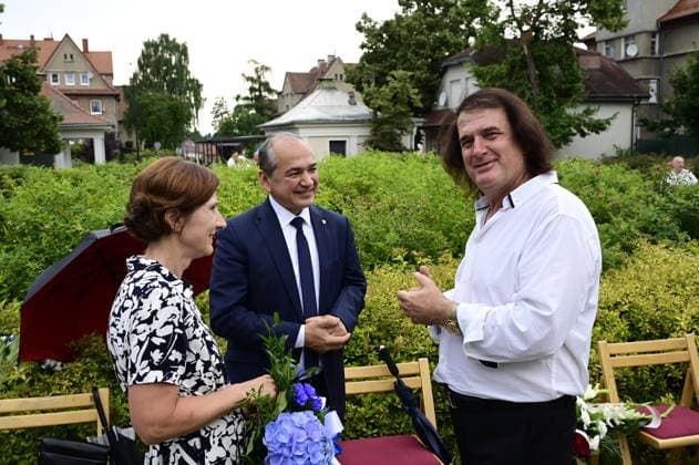 Im Bild: Octavian Ursu und Nikos Rusketos. Erinnerung an griechische Geschichte: Gedenkfeier am Obelisken im Ignacy-Paderewski-Park in Zgorzelec zum 110. Jahrestag der Ankunft des 4. griechischen Armeekorps, gefolgt von einem Konzert des Bouzouki-Virtuosen Angelo Wangelis. Zgorzelec, 17.07.2026 *** Pictured: Octavian Ursu and Nikos Rusketos. Commemoration of Greek history: a memorial ceremony at the obelisk in Ignacy Paderewski Park in Zgorzelec marking the 110th anniversary of the arrival of the 4th Greek Army Corps, followed by a concert by bouzouki virtuoso Angelo Wangelis. Zgorzelec, July 17, 2026 Copyright: xMatthiasxWehnertx