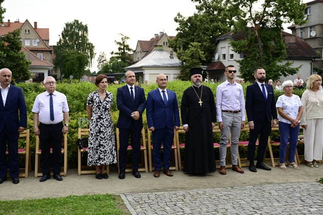 Im Bild: Octavian Ursu, Rafal Gronicz, Marek Bonifatiuk und andere Gäste. Erinnerung an griechische Geschichte: Gedenkfeier am Obelisken im Ignacy-Paderewski-Park in Zgorzelec zum 110. Jahrestag der Ankunft des 4. griechischen Armeekorps, gefolgt von einem Konzert des Bouzouki-Virtuosen Angelo Wangelis. Zgorzelec, 17.07.2026 *** Pictured: Octavian Ursu, Rafal Gronicz, Marek Bonifatiuk, and other guests. Commemorating Greek history: A memorial ceremony at the obelisk in Ignacy Paderewski Park in Zgorzelec marking the 110th anniversary of the arrival of the 4th Greek Army Corps, followed by a concert by bouzouki virtuoso Angelo Wangelis. Zgorzelec, July 17, 2026 Copyright: xMatthiasxWehnertx