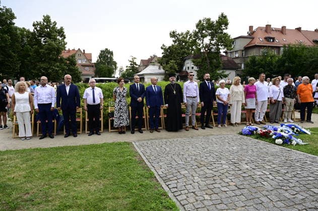 Im Bild: Octavian Ursu, Rafal Gronicz, Marek Bonifatiuk und andere Gäste. Erinnerung an griechische Geschichte: Gedenkfeier am Obelisken im Ignacy-Paderewski-Park in Zgorzelec zum 110. Jahrestag der Ankunft des 4. griechischen Armeekorps, gefolgt von einem Konzert des Bouzouki-Virtuosen Angelo Wangelis. Zgorzelec, 17.07.2026 *** Pictured: Octavian Ursu, Rafal Gronicz, Marek Bonifatiuk, and other guests. Commemorating Greek history: A memorial ceremony at the obelisk in Ignacy Paderewski Park in Zgorzelec marking the 110th anniversary of the arrival of the 4th Greek Army Corps, followed by a concert by bouzouki virtuoso Angelo Wangelis. Zgorzelec, July 17, 2026 Copyright: xMatthiasxWehnertx