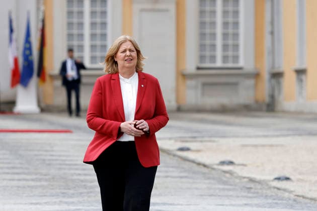 Politikerin Bärbel Bas (SPD), Bundesministerin für Arbeit und Soziales, auf dem Weg zum Familienfoto beim 26. Deutsch-Französischen Ministerrat. Die Regierungen beider Länder kommen zusammen, um nicht nur die militärische Zusammenarbeit sondern auch Kooperationen in den Bereichen Forschung und Wirtschaft abzustimmen. Brühl, 17.07.2026 NRW Deutschland *** Politician Bärbel Bas (SPD), Federal Minister of Labor and Social Affairs, on her way to the group photo at the 26th Franco-German Ministerial Council. The governments of both countries are meeting to coordinate not only military cooperation but also collaboration in the fields of research and the economy. Brühl, July 17, 2026, North Rhine-Westphalia, Germany Copyright: xChristophxHardtx