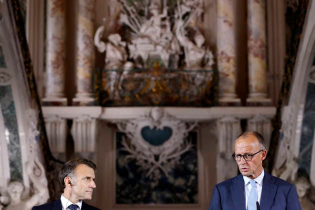 Frankreichs Präsident Emmanuel Macron (PS) und Bundeskanzler Friedrich Merz (CDU) bei einem Pressestatement auf Schloss Augustusburg beim 26. Deutsch-Französischen Ministerrat. Die Regierungen beider Länder kommen zusammen, um nicht nur die militärische Zusammenarbeit sondern auch Kooperationen in den Bereichen Forschung und Wirtschaft abzustimmen. Brühl, 17.07.2026 NRW Deutschland *** French President Emmanuel Macron (PS) and German Chancellor Friedrich Merz (CDU) during a press statement at Augustusburg Castle at the 26th Franco-German Ministerial Council. The governments of both countries are meeting to coordinate not only military cooperation but also collaboration in the fields of research and the economy. Brühl, July 17, 2026, No Copyright: xChristophxHardtx