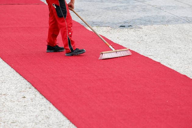 Ein Mitarbeiter fegt den roten Teppich vor den militärischen Ehren auf Schloss Augustusburg beim 26. Deutsch-Französischen Ministerrat. Die Regierungen beider Länder kommen zusammen, um nicht nur die militärische Zusammenarbeit sondern auch Kooperationen in den Bereichen Forschung und Wirtschaft abzustimmen. (Themenbild, Symbolbild) Brühl, 17.07.2026 NRW Deutschland *** An employee sweeps the red carpet in front of the military honors at Augustusburg Palace during the 26th Franco-German Ministerial Council. The governments of both countries are meeting to coordinate not only military cooperation but also collaboration in the fields of research and business. Featured image, stock photo: Brühl, July 17, 2026, North Rhine-Westphalia, Germ Copyright: xChristophxHardtx