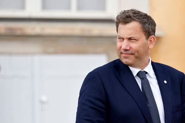 Politiker Lars Klingbeil (SPD), Bundesminister der Finanzen, steht am roten Teppich auf Schloss Augustusburg beim 26. Deutsch-Französischen Ministerrat. Die Regierungen beider Länder kommen zusammen, um nicht nur die militärische Zusammenarbeit sondern auch Kooperationen in den Bereichen Forschung und Wirtschaft abzustimmen. Brühl, 17.07.2026 NRW Deutschland *** Politician Lars Klingbeil (SPD), Federal Minister of Finance, stands on the red carpet at Augustusburg Palace during the 26th German-French Ministerial Council. The governments of both countries are meeting to coordinate not only military cooperation but also collaboration in the fields of research and the economy. Brühl, July 17, 2026, North Rhine-Westphalia, Germany Copyright: xChristophxHardtx