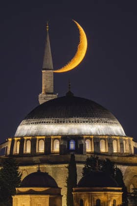 Crescent moon over Istanbul ISTANBUL, TURKIYE - JULY 17: The crescent moon rises above the Yavuz Sultan Selim Mosque in Istanbul, Turkiye, on July 17, 2026. Isa Terli Anadolu Istanbul Turkey. Editorial use only. Please get in touch for any other usage.  Copyright: x2026xAnadoluxIsaxTerlix