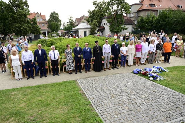 Im Bild: Octavian Ursu, Rafal Gronicz, Marek Bonifatiuk und andere Gäste. Erinnerung an griechische Geschichte: Gedenkfeier am Obelisken im Ignacy-Paderewski-Park in Zgorzelec zum 110. Jahrestag der Ankunft des 4. griechischen Armeekorps, gefolgt von einem Konzert des Bouzouki-Virtuosen Angelo Wangelis. Zgorzelec, 17.07.2026 *** Pictured: Octavian Ursu, Rafal Gronicz, Marek Bonifatiuk, and other guests. Commemorating Greek history: A memorial ceremony at the obelisk in Ignacy Paderewski Park in Zgorzelec marking the 110th anniversary of the arrival of the 4th Greek Army Corps, followed by a concert by bouzouki virtuoso Angelo Wangelis. Zgorzelec, July 17, 2026 Copyright: xMatthiasxWehnertx