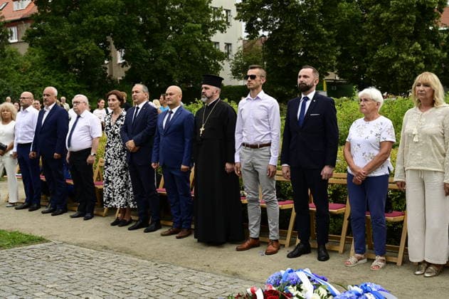 Im Bild: Octavian Ursu, Rafal Gronicz, Marek Bonifatiuk und andere Gäste. Erinnerung an griechische Geschichte: Gedenkfeier am Obelisken im Ignacy-Paderewski-Park in Zgorzelec zum 110. Jahrestag der Ankunft des 4. griechischen Armeekorps, gefolgt von einem Konzert des Bouzouki-Virtuosen Angelo Wangelis. Zgorzelec, 17.07.2026 *** Pictured: Octavian Ursu, Rafal Gronicz, Marek Bonifatiuk, and other guests. Commemorating Greek history: A memorial ceremony at the obelisk in Ignacy Paderewski Park in Zgorzelec marking the 110th anniversary of the arrival of the 4th Greek Army Corps, followed by a concert by bouzouki virtuoso Angelo Wangelis. Zgorzelec, July 17, 2026 Copyright: xMatthiasxWehnertx