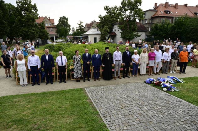 Im Bild: Octavian Ursu, Rafal Gronicz, Marek Bonifatiuk und andere Gäste. Erinnerung an griechische Geschichte: Gedenkfeier am Obelisken im Ignacy-Paderewski-Park in Zgorzelec zum 110. Jahrestag der Ankunft des 4. griechischen Armeekorps, gefolgt von einem Konzert des Bouzouki-Virtuosen Angelo Wangelis. Zgorzelec, 17.07.2026 *** Pictured: Octavian Ursu, Rafal Gronicz, Marek Bonifatiuk, and other guests. Commemorating Greek history: A memorial ceremony at the obelisk in Ignacy Paderewski Park in Zgorzelec marking the 110th anniversary of the arrival of the 4th Greek Army Corps, followed by a concert by bouzouki virtuoso Angelo Wangelis. Zgorzelec, July 17, 2026 Copyright: xMatthiasxWehnertx