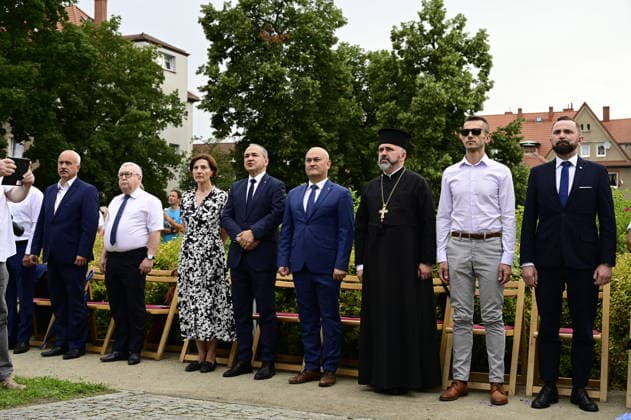 Im Bild: Octavian Ursu, Rafal Gronicz, Marek Bonifatiuk und andere Gäste. Erinnerung an griechische Geschichte: Gedenkfeier am Obelisken im Ignacy-Paderewski-Park in Zgorzelec zum 110. Jahrestag der Ankunft des 4. griechischen Armeekorps, gefolgt von einem Konzert des Bouzouki-Virtuosen Angelo Wangelis. Zgorzelec, 17.07.2026 *** Pictured: Octavian Ursu, Rafal Gronicz, Marek Bonifatiuk, and other guests. Commemorating Greek history: A memorial ceremony at the obelisk in Ignacy Paderewski Park in Zgorzelec marking the 110th anniversary of the arrival of the 4th Greek Army Corps, followed by a concert by bouzouki virtuoso Angelo Wangelis. Zgorzelec, July 17, 2026 Copyright: xMatthiasxWehnertx