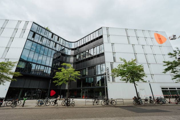 15.07.26, Zalando headquarters in Berlin-Friedrichshain, Berlin, Germany Exterior view of a Zalando office building in Berlin-Friedrichshain, Germany. The contemporary headquarters complex is located near the East Side Gallery and the entertainment district surrounding Uber Platz. Berlin Berlin Berlin Germany
