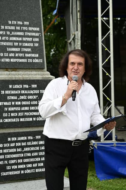 Im Bild: Nikos Rusketos. Erinnerung an griechische Geschichte: Gedenkfeier am Obelisken im Ignacy-Paderewski-Park in Zgorzelec zum 110. Jahrestag der Ankunft des 4. griechischen Armeekorps, gefolgt von einem Konzert des Bouzouki-Virtuosen Angelo Wangelis. Zgorzelec, 17.07.2026 *** Pictured: Nikos Rusketos’s Memories of Greek History —a commemorative ceremony at the obelisk in Ignacy Paderewski Park in Zgorzelec marking the 110th anniversary of the arrival of the 4th Greek Army Corps, followed by a concert by bouzouki virtuoso Angelo Wangelis. Zgorzelec, July 17, 2026 Copyright: xMatthiasxWehnertx