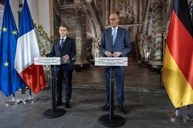 26. Deutsch-Französischer Ministerrat am 17. Juli 2026 im Schloss Augustusburg zu Brühl. Der französische Staatspräsident Emmanuel Macron (links) während der gemeinsamen Pressekonferenz.mit dem Bundeskanzler Bundesrepublik Deutschland Friedrich Merz. Anlässlich des 26. Ministerrates begrüßten der Kanzler sowie Mitglieder seines Kabinetts den Französischen Präsidenten Emmanuel Macron sowie einige Mitglieder der französischen Regierung. Brühl Nordrhein-Westfalen Deutschland *** 26th German-French Ministerial Council on July 17, 2026, at Augustusburg Palace in Brühl French President Emmanuel Macron (left) during a joint press conference with Friedrich Merz, Chancellor of the Federal Republic of Germany. On the occasion of the 26t
