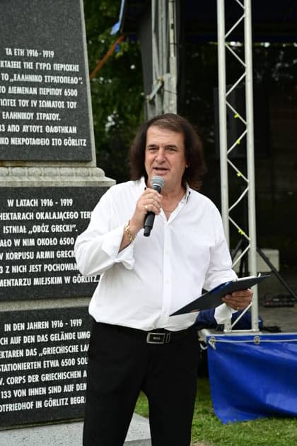 Im Bild: Nikos Rusketos. Erinnerung an griechische Geschichte: Gedenkfeier am Obelisken im Ignacy-Paderewski-Park in Zgorzelec zum 110. Jahrestag der Ankunft des 4. griechischen Armeekorps, gefolgt von einem Konzert des Bouzouki-Virtuosen Angelo Wangelis. Zgorzelec, 17.07.2026 *** Pictured: Nikos Rusketos’s Memories of Greek History —a commemorative ceremony at the obelisk in Ignacy Paderewski Park in Zgorzelec marking the 110th anniversary of the arrival of the 4th Greek Army Corps, followed by a concert by bouzouki virtuoso Angelo Wangelis. Zgorzelec, July 17, 2026 Copyright: xMatthiasxWehnertx