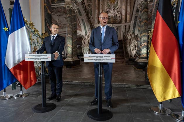 26. Deutsch-Französischer Ministerrat am 17. Juli 2026 im Schloss Augustusburg zu Brühl. Der französische Staatspräsident Emmanuel Macron (links) während der gemeinsamen Pressekonferenz.mit dem Bundeskanzler Bundesrepublik Deutschland Friedrich Merz. Anlässlich des 26. Ministerrates begrüßten der Kanzler sowie Mitglieder seines Kabinetts den Französischen Präsidenten Emmanuel Macron sowie einige Mitglieder der französischen Regierung. Brühl Nordrhein-Westfalen Deutschland *** 26th German-French Ministerial Council on July 17, 2026, at Augustusburg Palace in Brühl French President Emmanuel Macron (left) during a joint press conference with Friedrich Merz, Chancellor of the Federal Republic of Germany. On the occasion of the 26t