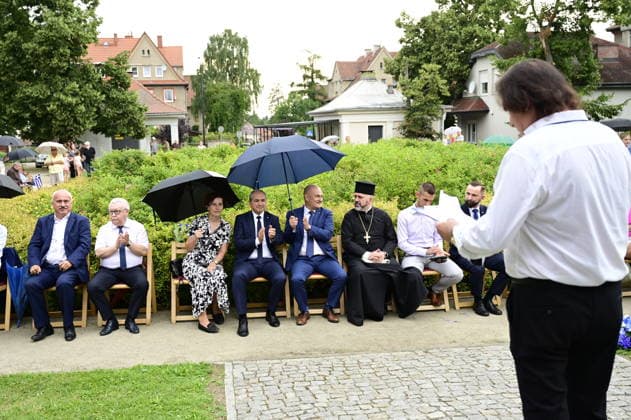 Im Bild: Octavian Ursu, Rafal Gronicz, Marek Bonifatiuk und andere Gäste. Erinnerung an griechische Geschichte: Gedenkfeier am Obelisken im Ignacy-Paderewski-Park in Zgorzelec zum 110. Jahrestag der Ankunft des 4. griechischen Armeekorps, gefolgt von einem Konzert des Bouzouki-Virtuosen Angelo Wangelis. Zgorzelec, 17.07.2026 *** Pictured: Octavian Ursu, Rafal Gronicz, Marek Bonifatiuk, and other guests. Commemorating Greek history: A memorial ceremony at the obelisk in Ignacy Paderewski Park in Zgorzelec marking the 110th anniversary of the arrival of the 4th Greek Army Corps, followed by a concert by bouzouki virtuoso Angelo Wangelis. Zgorzelec, July 17, 2026 Copyright: xMatthiasxWehnertx