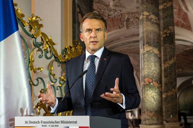 26. Deutsch-Französischer Ministerrat am 17. Juli 2026 im Schloss Augustusburg zu Brühl. Im Bild der französische Staatspräsident Emmanuel Macron während der gemeinsamen Pressekonferrenz. Anlässlich des Ministerrates begrüßten der Kanzler sowie Mitglieder seines Kabinetts den Französischen Präsidenten Emmanuel Macron sowie einige Mitglieder der französischen Regierung. Brühl Nordrhein-Westfalen Deutschland *** 26 German-French Ministerial Council on July 17, 2026, at Augustusburg Palace in Brühl. Pictured: French President Emmanuel Macron during the joint press conference. On the occasion of the Ministerial Council, the Chancellor and members of his cabinet welcomed French President Emmanuel Macron and several members of the Fr