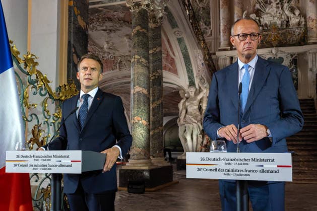 26. Deutsch-Französischer Ministerrat am 17. Juli 2026 im Schloss Augustusburg zu Brühl. Der französische Staatspräsident Emmanuel Macron (links) während der gemeinsamen Pressekonferenz.mit dem Bundeskanzler Bundesrepublik Deutschland Friedrich Merz. Anlässlich des 26. Ministerrates begrüßten der Kanzler sowie Mitglieder seines Kabinetts den Französischen Präsidenten Emmanuel Macron sowie einige Mitglieder der französischen Regierung. Brühl Nordrhein-Westfalen Deutschland *** 26th German-French Ministerial Council on July 17, 2026, at Augustusburg Palace in Brühl French President Emmanuel Macron (left) during the joint press conference with Friedrich Merz, Chancellor of the Federal Republic of Germany. On the occasion of the 2