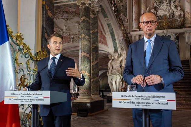 26. Deutsch-Französischer Ministerrat am 17. Juli 2026 im Schloss Augustusburg zu Brühl. Der französische Staatspräsident Emmanuel Macron (links) während der gemeinsamen Pressekonferenz.mit dem Bundeskanzler Bundesrepublik Deutschland Friedrich Merz. Anlässlich des 26. Ministerrates begrüßten der Kanzler sowie Mitglieder seines Kabinetts den Französischen Präsidenten Emmanuel Macron sowie einige Mitglieder der französischen Regierung. Brühl Nordrhein-Westfalen Deutschland *** 26th German-French Ministerial Council on July 17, 2026, at Augustusburg Palace in Brühl French President Emmanuel Macron (left) during the joint press conference with Friedrich Merz, Chancellor of the Federal Republic of Germany. On the occasion of the 2