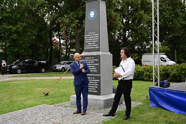 Im Bild: Rafal Gronicz und Nikos Rusketos. Erinnerung an griechische Geschichte: Gedenkfeier am Obelisken im Ignacy-Paderewski-Park in Zgorzelec zum 110. Jahrestag der Ankunft des 4. griechischen Armeekorps, gefolgt von einem Konzert des Bouzouki-Virtuosen Angelo Wangelis. Zgorzelec, 17.07.2026 *** Pictured: Rafal Gronicz and Nikos Rusketos. Commemoration of Greek history: a memorial ceremony at the obelisk in Ignacy Paderewski Park in Zgorzelec marking the 110th anniversary of the arrival of the 4th Greek Army Corps, followed by a concert by bouzouki virtuoso Angelo Wangelis. Zgorzelec, July 17, 2026 Copyright: xMatthiasxWehnertx