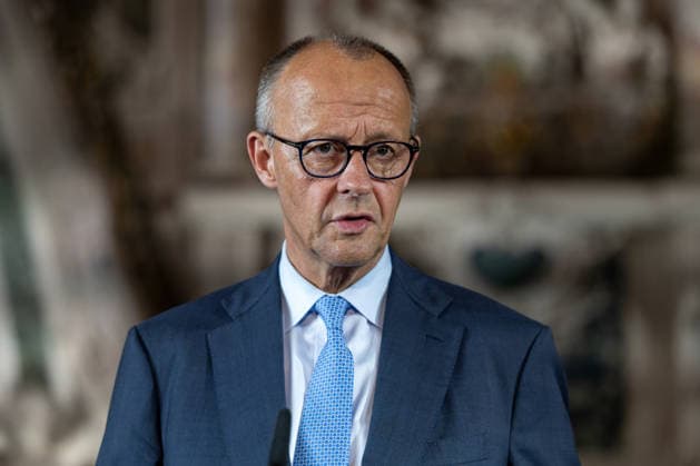26. Deutsch-Französischer Ministerrat am 17. Juli 2026 im Schloss Augustusburg zu Brühl. Im Bild der Bundeskanzler der Bundesrepublik Deutschland Friedrich Merz während der gemeinsamen Pressekonferrenz. Anlässlich des Ministerrates begrüßten der Kanzler sowie Mitglieder seines Kabinetts den Französischen Präsidenten Emmanuel Macron sowie einige Mitglieder der französischen Regierung. Brühl Nordrhein-Westfalen Deutschland *** 26 German-French Ministerial Council on July 17, 2026, at Augustusburg Palace in Brühl. Pictured: Friedrich Merz, Chancellor of the Federal Republic of Germany, during the joint press conference. On the occasion of the Ministerial Council, the Chancellor and members of his cabinet welcomed French President Em