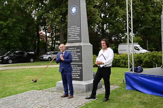 Im Bild: Rafal Gronicz und Nikos Rusketos. Erinnerung an griechische Geschichte: Gedenkfeier am Obelisken im Ignacy-Paderewski-Park in Zgorzelec zum 110. Jahrestag der Ankunft des 4. griechischen Armeekorps, gefolgt von einem Konzert des Bouzouki-Virtuosen Angelo Wangelis. Zgorzelec, 17.07.2026 *** Pictured: Rafal Gronicz and Nikos Rusketos. Commemoration of Greek history: a memorial ceremony at the obelisk in Ignacy Paderewski Park in Zgorzelec marking the 110th anniversary of the arrival of the 4th Greek Army Corps, followed by a concert by bouzouki virtuoso Angelo Wangelis. Zgorzelec, July 17, 2026 Copyright: xMatthiasxWehnertx