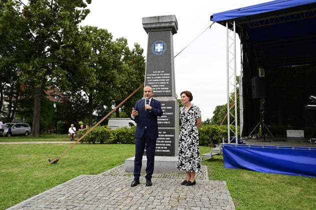 Im Bild: Octavian Ursu. Erinnerung an griechische Geschichte: Gedenkfeier am Obelisken im Ignacy-Paderewski-Park in Zgorzelec zum 110. Jahrestag der Ankunft des 4. griechischen Armeekorps, gefolgt von einem Konzert des Bouzouki-Virtuosen Angelo Wangelis. Zgorzelec, 17.07.2026 *** Pictured: Octavian Ursu. Commemoration of Greek history. A memorial ceremony at the obelisk in Ignacy Paderewski Park in Zgorzelec marking the 110th anniversary of the arrival of the 4th Greek Army Corps, followed by a concert by bouzouki virtuoso Angelo Wangelis. Zgorzelec, July 17, 2026 Copyright: xMatthiasxWehnertx