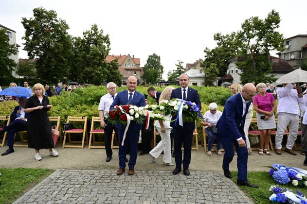 Im Bild: Rafal Gronicz und Octavian Ursu und andere Gäste. Erinnerung an griechische Geschichte: Gedenkfeier am Obelisken im Ignacy-Paderewski-Park in Zgorzelec zum 110. Jahrestag der Ankunft des 4. griechischen Armeekorps, gefolgt von einem Konzert des Bouzouki-Virtuosen Angelo Wangelis. Zgorzelec, 17.07.2026 *** Pictured: Rafal Gronicz, Octavian Ursu, and other guests. Commemoration of Greek history: a memorial ceremony at the obelisk in Ignacy Paderewski Park in Zgorzelec marking the 110th anniversary of the arrival of the 4th Greek Army Corps, followed by a concert by bouzouki virtuoso Angelo Wangelis. Zgorzelec, July 17, 2026 Copyright: xMatthiasxWehnertx