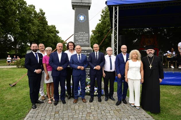 Im Bild: Rafal Gronicz und Octavian Ursu und andere Gäste. Erinnerung an griechische Geschichte: Gedenkfeier am Obelisken im Ignacy-Paderewski-Park in Zgorzelec zum 110. Jahrestag der Ankunft des 4. griechischen Armeekorps, gefolgt von einem Konzert des Bouzouki-Virtuosen Angelo Wangelis. Zgorzelec, 17.07.2026 *** Pictured: Rafal Gronicz, Octavian Ursu, and other guests. Commemoration of Greek history: A memorial ceremony at the obelisk in Ignacy Paderewski Park in Zgorzelec marking the 110th anniversary of the arrival of the 4th Greek Army Corps, followed by a concert by bouzouki virtuoso Angelo Wangelis. Zgorzelec, July 17, 2026 Copyright: xMatthiasxWehnertx