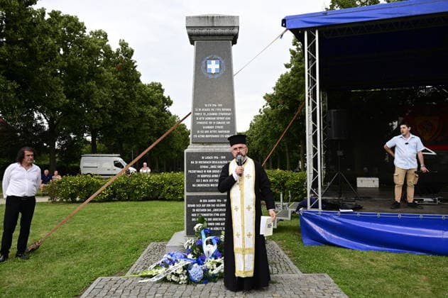 Im Bild: Marek Bonifatiuk. Erinnerung an griechische Geschichte: Gedenkfeier am Obelisken im Ignacy-Paderewski-Park in Zgorzelec zum 110. Jahrestag der Ankunft des 4. griechischen Armeekorps, gefolgt von einem Konzert des Bouzouki-Virtuosen Angelo Wangelis. Zgorzelec, 17.07.2026 *** Pictured: Marek Bonifatiuk. Commemoration of Greek history: a memorial ceremony at the obelisk in Ignacy Paderewski Park in Zgorzelec marking the 110th anniversary of the arrival of the 4th Greek Army Corps, followed by a concert by bouzouki virtuoso Angelo Wangelis. Zgorzelec, July 17, 2026 Copyright: xMatthiasxWehnertx