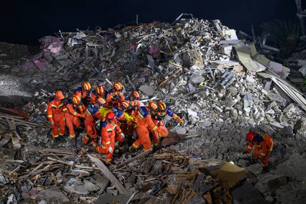 CHONGQING, CHINA - JULY 17: (EDITOR S NOTE: IMAGE DEPICTS DEATH) Rescue workers recover a victim following a landslide that buried several houses along the Wujiang River in Hanjia Street, Pengshui Miao and Tujia Autonomous County on July 17, 2026 in Chongqing, China. Emergency and fire departments are conducting rescue operations after the landslide occurred around 9:00 a.m., leaving people trapped.  Copyright: xChinaxNewsxServicex 111654893443