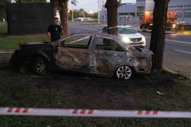 July 17, 2026, Kharkiv, Kharkiv Oblast, Ukraine: A severely burned-out vehicle lies on a tree-lined street in kharkiv s Shevchenkivskyi District following a russian Banderol missile strike on July 17, 2026. The attack killed one 40-year-old man inside the vehicle and injured nine others. Emergency response vehicles and personnel are visible securing the scene as debris remains scattered across the roadside grass. Kharkiv Ukraine  - ZUMAt164 20260717_zip_t164_002 Copyright: xYevhenxTitovx