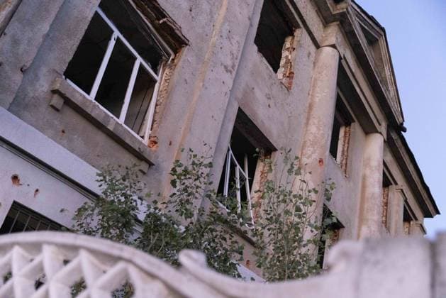 July 17, 2026, Kharkiv, Kharkiv Oblast, Ukraine: A multi-story residential building stands heavily damaged with gaping holes in its facade and windows blown out following a russian Banderol missile strike in Kharkiv s Shevchenkivskyi District on July 17, 2026. Vegetation grows from debris at the base of the damaged structure. The strike killed one person and injured nine others in the area. Kharkiv Ukraine  - ZUMAt164 20260717_zip_t164_006 Copyright: xYevhenxTitovx