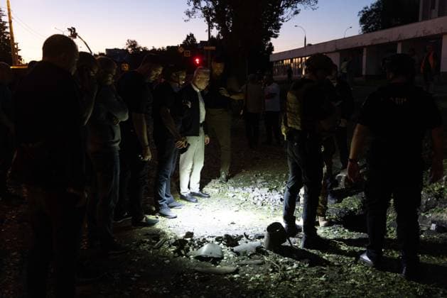 July 17, 2026, Kharkiv, Kharkiv Oblast, Ukraine: A crowd of civilians and officials gather at the scene of destruction following a russian Banderol missile strike on a road in Shevchenkivskyi District, Kharkiv, Ukraine on July 17, 2026. The strike killed a 40-year-old man in his vehicle and wounded seven others who were hospitalized; debris and damaged military equipment are scattered across the ground at the impact site. Kharkiv Ukraine  - ZUMAt164 20260717_zip_t164_010 Copyright: xYevhenxTitovx