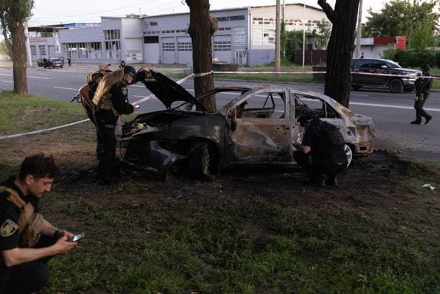 July 17, 2026, Kharkiv, Kharkiv Oblast, Ukraine: A destroyed sedan with charred body panels and open hood lies cordoned off by police tape following a russian missile attack in Shevchenkivskyi District, Kharkiv, Ukraine, July 17, 2026. Law enforcement and emergency personnel inspect the heavily damaged vehicle at the scene. The strike killed one 40-year-old man inside the vehicle; seven others were wounded and hospitalized. Kharkiv Ukraine  - ZUMAt164 20260717_zip_t164_011 Copyright: xYevhenxTitovx
